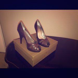 Ladies size 10 pump by Spiegel.